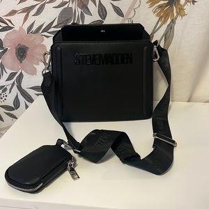 Black Viral Steve Madden purse! Feel free to make an offer. 😊